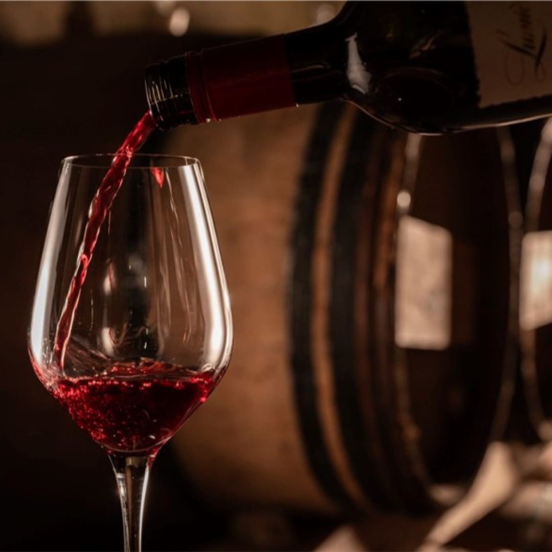 japanischer Rotwein Ishigura Glas und Weinflasche